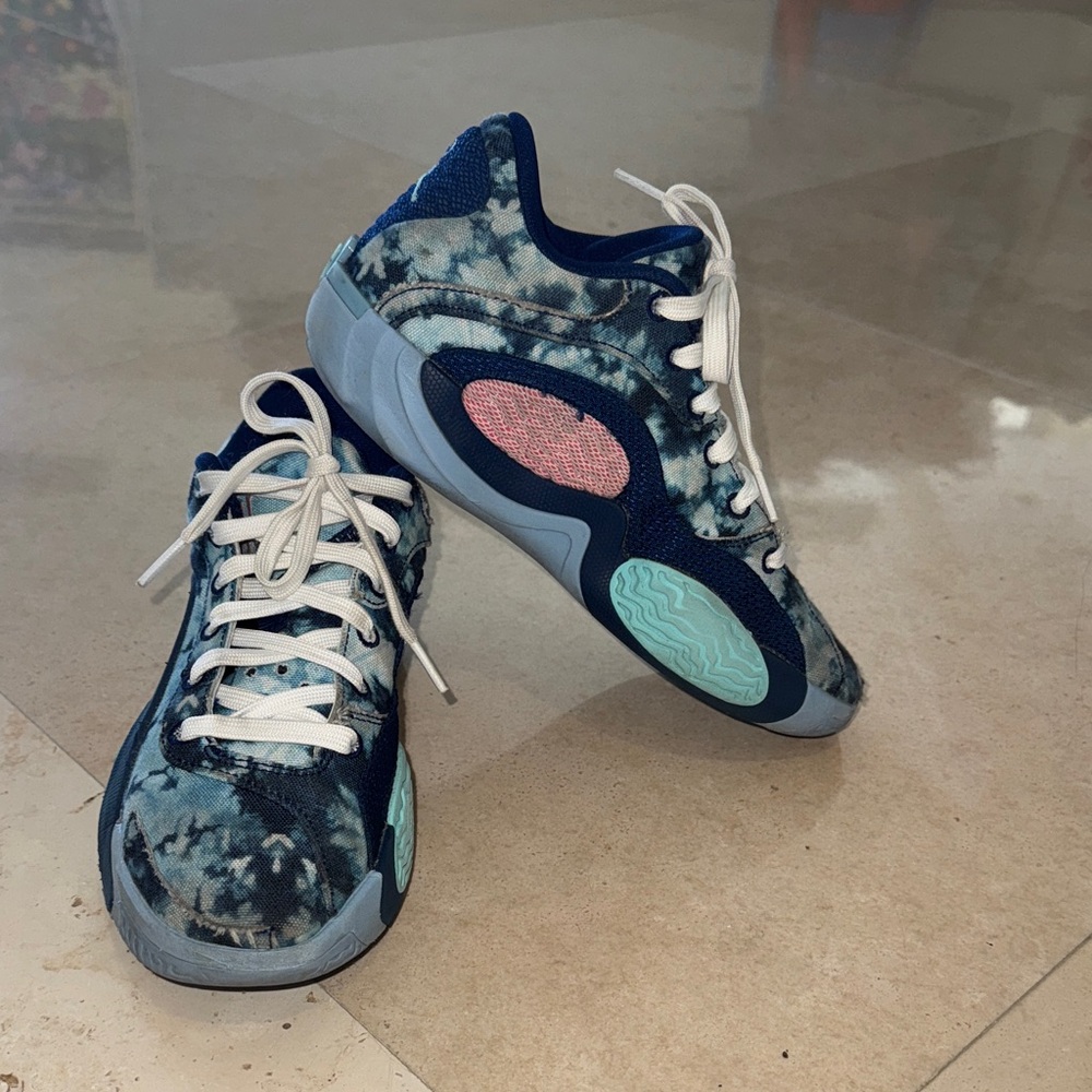 Nike Jason Tatum size 4 basketball sneakers